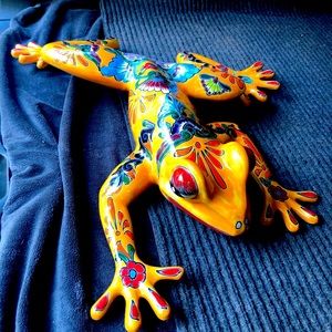 Lawn decor Frog Lizard piece.